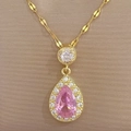 Primer plano de collar de gota dorado con gema rosa y pavé de circonitas blancas - D233 Collar (Cadena de Acero al Titanio Colgante de Cobre)