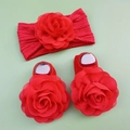 Détail du bandeau rouge et chaussettes assorties avec fleurs en mousseline pour bébé - Rouge
