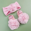Détail du bandeau fleur en mousseline rose et chaussettes bébé assorties sur vert - Rose