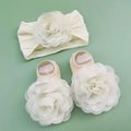 Ensemble bandeau et chaussettes pour bébé avec grandes fleurs en mousseline blanche - Beige