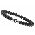 Détail du bracelet en onyx noir mat avec lettre B et petites billes argentées - Lettre B