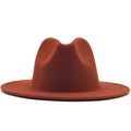 Vue détaillée du chapeau fedora en laine orange brûlé montrant la texture feutrée et le bord - Caramel