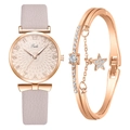 Détail d'une montre femme en or rose avec bracelet en cuir et bracelet jonc étoile brillant - Montre + Bracelet / Blanc Cassé