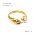 Detalle de anillo espiral de acero bañado en oro 18k con circonitas de corte pera - Textura espiral con circón blanco pera (708-Circon Blanco)