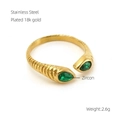 Detalle de anillo de acero inoxidable chapado en oro 18k con circonitas verdes en fondo blanco - Textura espiral con circón verde pera (708-Circon Verde)