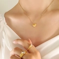 Elegante collana con ciondolo a cuore dorato e set di anelli di perle su modella - 40+5cm / Oro (Corto 40+5cm)