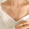 Elegante collana con ciondolo a cuore dorato e anello abbinato su modella in seta - 50+5cm / Oro (Lungo 50+5cm)