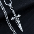 Ketting met zilveren zwaardhanger en kruisdetails op zwarte getextureerde achtergrond - Zwaard + Stalen ketting