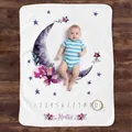 Coperta pietre miliari neonato con luna viola e fiori su pavimento in legno scuro - Luna