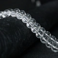 Polished high-transparency crystal glass round beads bracelet on a black textured background - 4mm (Approx 90pcs) / White