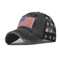 Dettaglio del cappellino vintage in cotone lavato con bandiera americana e bordi sfilacciati - Regolabile / Nero