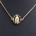 Gros plan d'un bracelet doré avec pendentif religieux et pierres de zircon multicolores - Style Vierge Marie Ovale Zircone Colorée (N6-10) / 45+5cm / Or