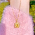 Elegante Goldkette mit quadratischem gelben Kristallanhänger und doppeltem Diamantkranz - Gold - Würfel Halskette