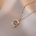 Elegante collar dorado con gema púrpura ovalada rodeada de perlas y flores blancas - Dorado Circón Púrpura