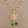 Macro-opname van bloemenketting van titaniumstaal met groene bladeren en kristalinzet - Madeliefje Ketting (J330)