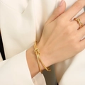 Minimalistisches Set aus 18 Karat vergoldetem Knotenknoten-Armreif und Ring - Knoten Armreif / Innenumfang 18.5cm / Gold