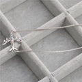 Collana con pendente aereo in rame argentato con zirconi colorati micro-incastonati - Oro Bianco