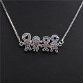 Dettaglio della collana con ciondolo famiglia in argento e zirconi rossi e blu - Famiglia di Quattro / Oro Bianco