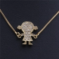 Dettaglio del ciondolo bimba con zirconi micro-pavé su collana a catena veneziana - Girls / Oro
