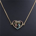 Dettaglio della collana con cuore dorato e pendente coppia che si bacia con zirconi - Cuore di Coppia / Oro