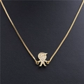 Dettaglio di un ciondolo ragazzo dorato con zirconi micro-pave su catena box - Boys / Oro
