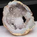 Colgante de geoda de ágata natural con cristales de arcoíris y borde chapado en oro - Blanco (sin cadena)
