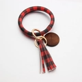 Detail van rood en zwart geruite polsband sleutelhanger met leren franje en houten hanger - Zwart-Rood Geruit