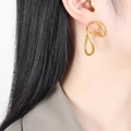 Orecchino a cerchio dorato irregolare con finitura opaca indossato dalla modella - Oro