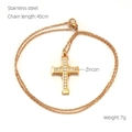 Vista detallada de un collar de cruz de acero inoxidable dorado con circón de 45cm - Oro rosa