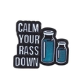 Emaille-Anstecknadel Calm Your Rass Down mit blauen Glitzer-Medizinfläschchen und Text - Calm Your Rass Down Stil (XZ6705)