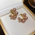 Pendientes de perlas doradas con racimo de perlas rosa café en un joyero elegante - Pin de Plata-Pendientes de Perlas Champán / Champán
