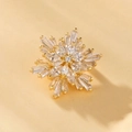 Broche flocon de neige dorée avec zircons cubiques micro-pavés et diamants baguette - XZ1 Flocon de neige radial / Or avec Zircone Claire