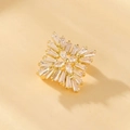 Broche soleil dorée ornée de zircons cubiques sur un élégant fond beige épuré - XZ2 Croix radiale géométrique / Or avec Zircone Claire