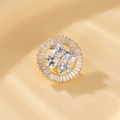 Broche en zircon doré à motif de cœur avec un anneau extérieur en pierres baguette - XZ4 Fleur coeur ronde / Or avec Zircone Claire