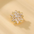 Vue macro de la broche fleur dorée avec zircons en micro-pavé et pierres taille marquise - XZ3 Pétale complexe / Or avec Zircone Claire