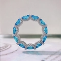 Makroaufnahme von Silberring-Anhänger mit blauem Stein und klaren Pavé-Kristallen - US 5 / Aquamarin