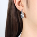 Orecchini a cerchio a U in argento con dettaglio in smalto grigio scuro su modella - Stile Grigio Blu Argento (F803)