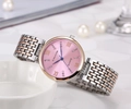 Vue macro d'une montre à quartz pour femme avec cadran rose, index diamants et bracelet bicolore - Argent Or Rose Cadran Rose