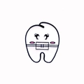 Dettaglio di una graziosa spilla a forma di dente smaltata con guance rosa e contorni neri - Stile Apparecchio Dentale