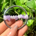 Nahaufnahme einer runden silbernen Haarklammer mit natürlichen lila Kristallsteinen - Silberner Kreis Lavendel Amethyst Splitter