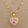 Dettaglio macro del ciondolo a cuore rosa con diamanti micro-pave su collana in titanio - Catena in Acciaio al Titanio + Ciondolo in Rame / Collana a Cuore Rosa (D431)