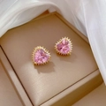 Dettaglio degli orecchini a cuore con zircone rosa, placcati in oro e micro-pavé di diamanti - Perno in Argento S925 + Rame Placcato Oro / Orecchini a Lobo a Cuore Rosa (D432)