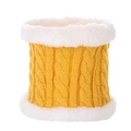 Détail d'écharpe en tricot jaune avec doublure en fausse fourrure blanche pour enfant - Cache-cou Jaune Gingembre
