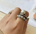 Set di tre anelli vintage in argento con grandi perle bianche e fascia ritorta - Set da 3 Pezzi Perla / Argento