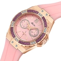 Dettaglio del cinturino in silicone rosa e ghiera oro rosa con glitter e strass - Rosa