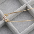 Verstellbares goldenes Box-Kettenarmband mit Mondsichel-Anhänger und bunten Zirkonia - Mond / Gold