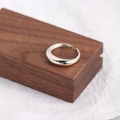 Minimalistischer 925 Silberring auf Holzsockel mit polierter Spiegeloberfläche - Einstellbar Offen / Weißgold