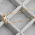 Exquisito collar de cobre dorado con colgante de concha e incrustaciones de circonitas de colores - Oro Circonita de Color Concha