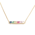 Nahaufnahme der goldenen Kupferkette mit horizontalem Anhänger und bunten Zirkonsteinen - Langer Stabanhänger 2 / Gold-Regenbogen Zirkonia Stab B0006