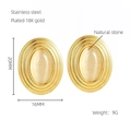Primer plano de pendientes ovalados de acero inoxidable con piedra natural y oro de 18K - Chapado en Oro de 18K / Piedra Natural Blanca